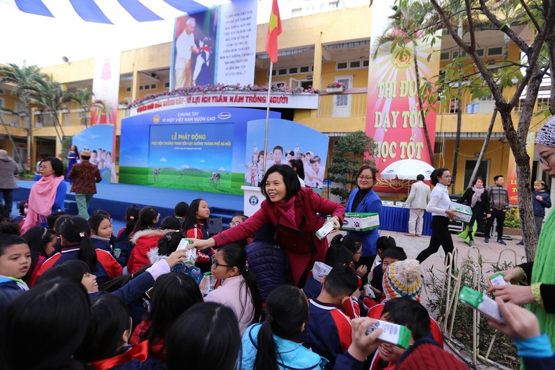 Chung tay vi “ly sua hoc duong” cho tre em thu do ngay hom nay-Hinh-5