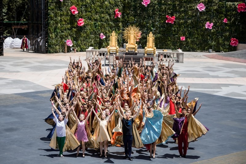 Ben trong show dien 100 ty dong Vu hoi anh duong tai Ba Na Hills-Hinh-10