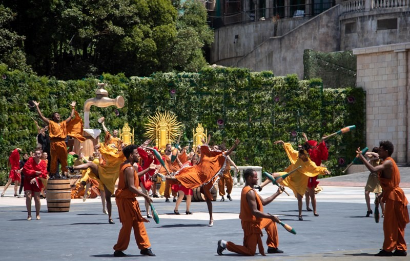 Ben trong show dien 100 ty dong Vu hoi anh duong tai Ba Na Hills-Hinh-5