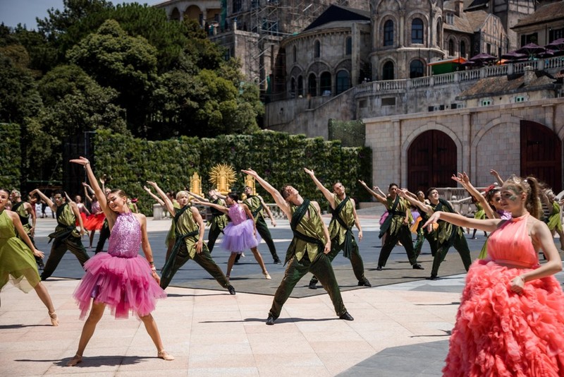 Ben trong show dien 100 ty dong Vu hoi anh duong tai Ba Na Hills-Hinh-6