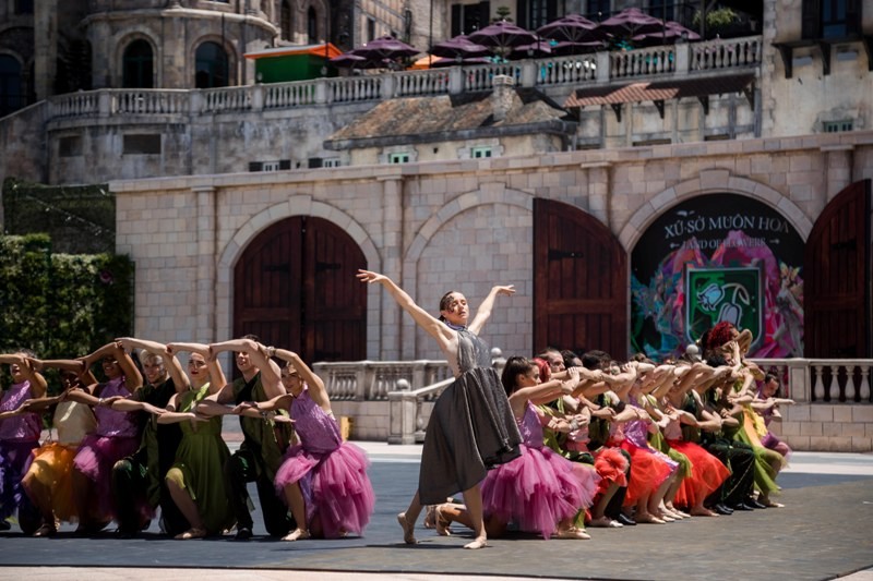 Ben trong show dien 100 ty dong Vu hoi anh duong tai Ba Na Hills-Hinh-7