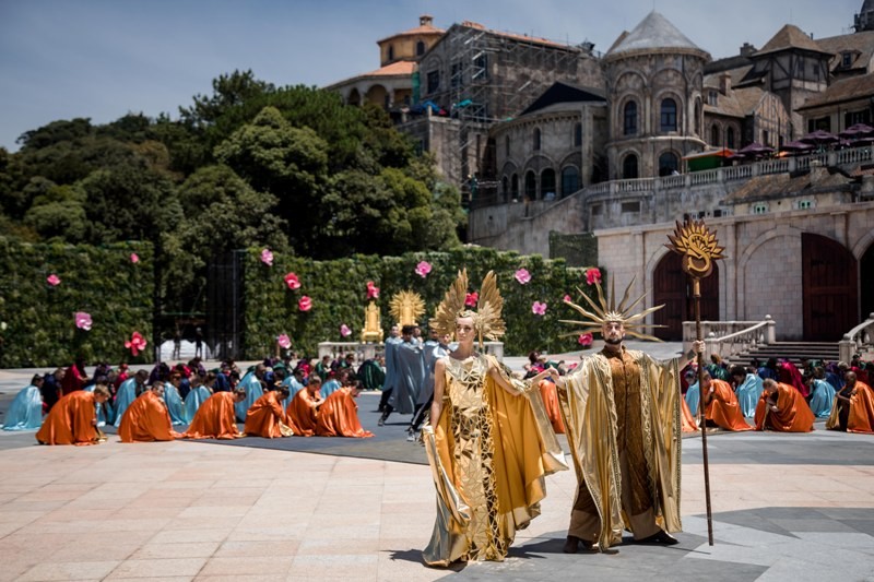 Ben trong show dien 100 ty dong Vu hoi anh duong tai Ba Na Hills