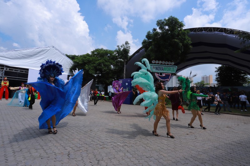 Chat cung khach tham quan trong ngay dau tai Novaland Expo 2019-Hinh-4