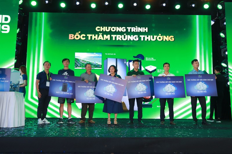 Chat cung khach tham quan trong ngay dau tai Novaland Expo 2019-Hinh-7