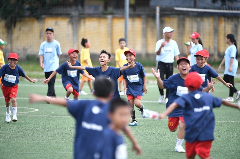 Young Leader SHB va Manchester City cung chap canh uoc mo tre em VN-Hinh-3