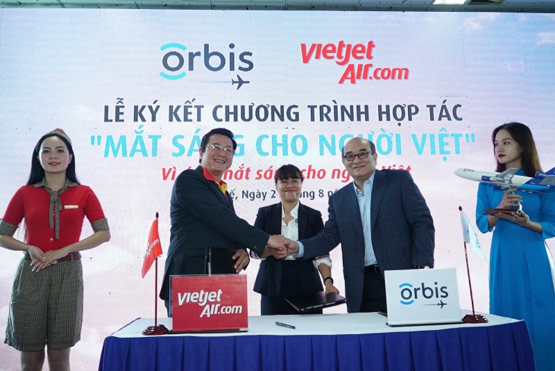 Vietjet dong hanh cung benh vien bay tren khong mang “Mat sang cho nguoi dan”-Hinh-3