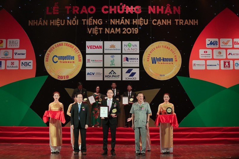 Van Phu - Invest duoc vinh danh “Top 50 nhan hieu Noi tieng Viet Nam”-Hinh-2