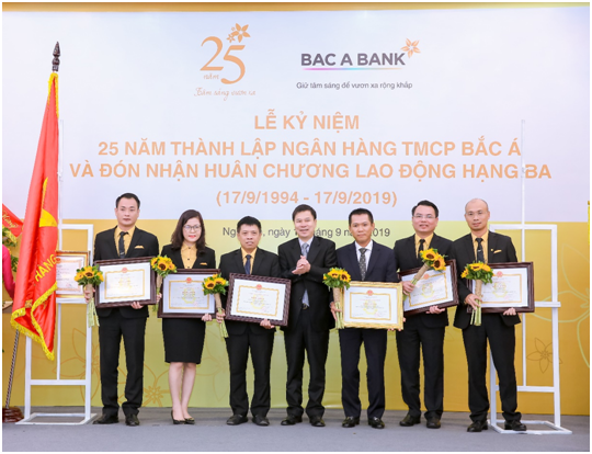 25 nam thanh lap: BAC A BANK nhan huan chuong lao dong hang ba-Hinh-5