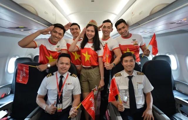 Vietjet tai tro bay cho cau thu, BHL va ca nguoi than cua 2 doi bong vo dich SEA Games-Hinh-3