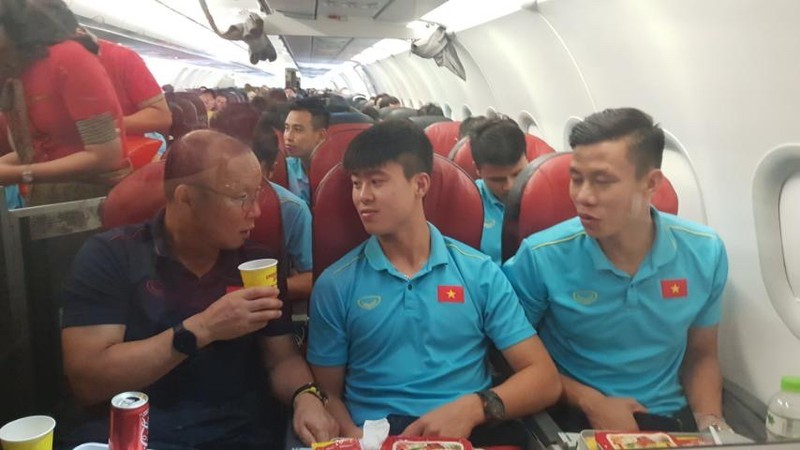 Vietjet tai tro bay cho cau thu, BHL va ca nguoi than cua 2 doi bong vo dich SEA Games-Hinh-2