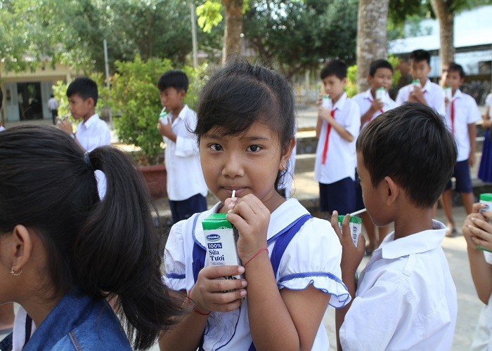 Tre Tra Vinh don niem vui uong sua hoc duong khi quay lai truong-Hinh-2