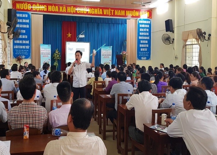 Tre Tra Vinh don niem vui uong sua hoc duong khi quay lai truong-Hinh-5