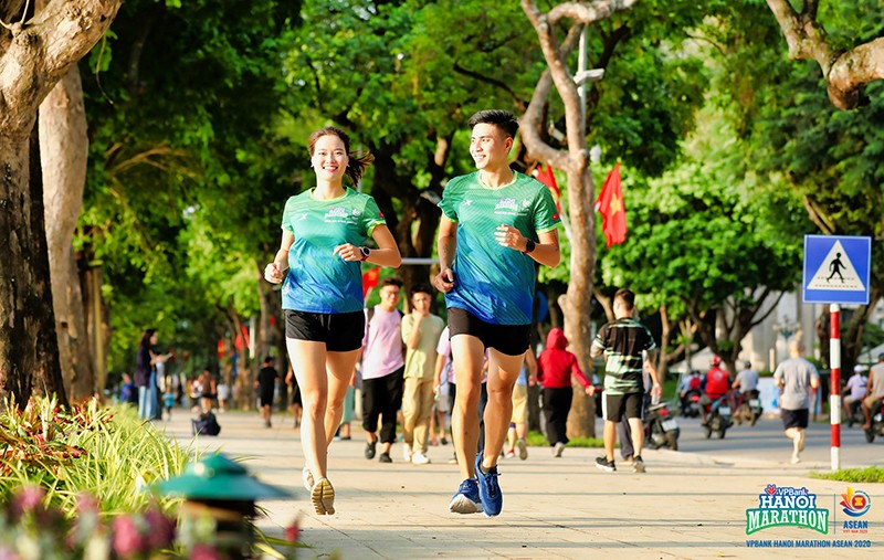 “Don binh minh - Chao binh thuong moi” cung VPBank Hanoi Marathon ASEAN 2020