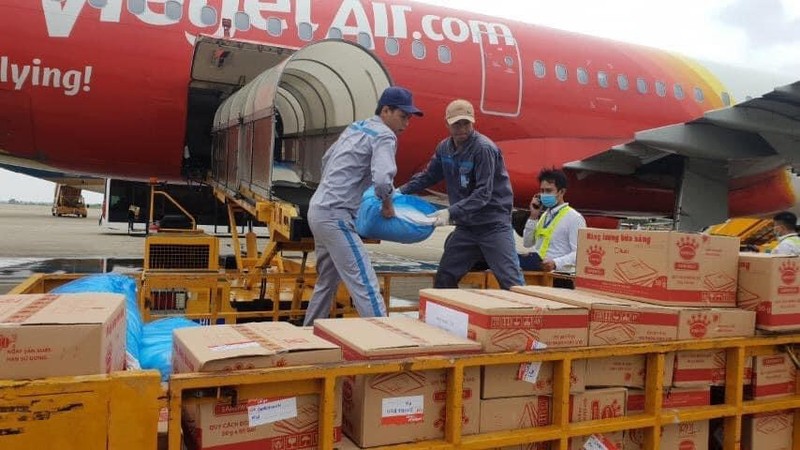 Bay cung Vietjet - chung tay ung ho 10.000 dong/ ve cho dong bao mien Trung