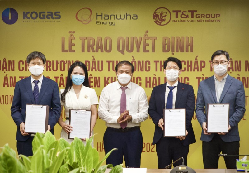 Quang Tri trao quyet dinh chu truong dau tu du an dien khi LNG Hai Lang