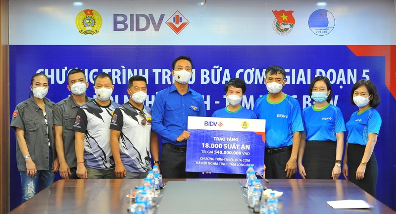 BIDV trao 18.000 suat com tang dong bao kho khan tai TP. Ha Noi