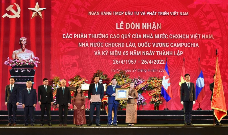 BIDV to chuc trong the Le don nhan cac phan thuong cao quy va ky niem 65 nam ngay thanh lap-Hinh-2