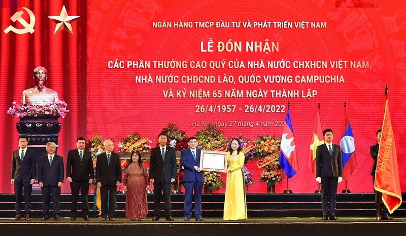 BIDV to chuc trong the Le don nhan cac phan thuong cao quy va ky niem 65 nam ngay thanh lap