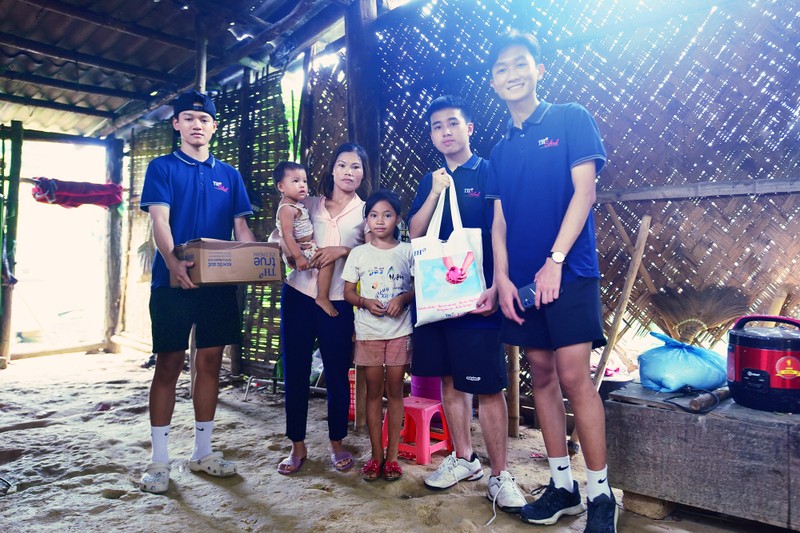 Hoc sinh TH School ve tranh tuong, lam thien nguyen tai vung dat kho khan nhat Nghe An-Hinh-2