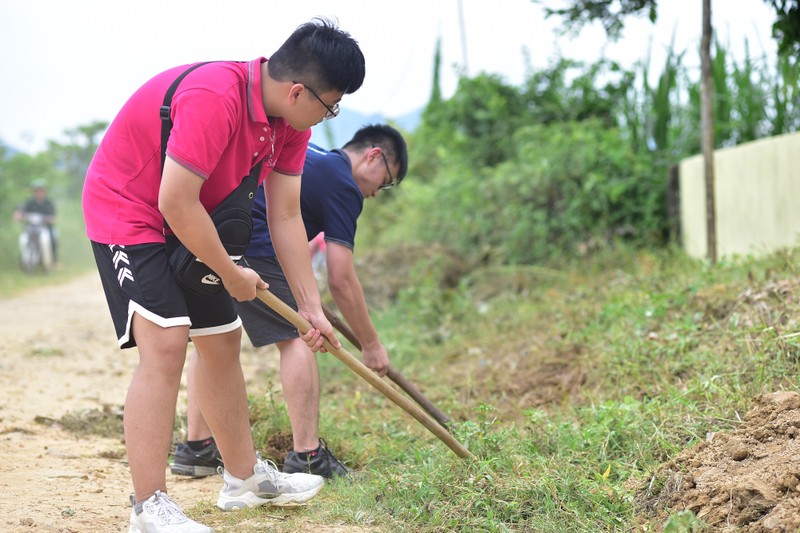 Hoc sinh TH School ve tranh tuong, lam thien nguyen tai vung dat kho khan nhat Nghe An-Hinh-3