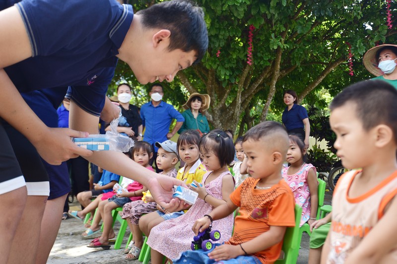 Hoc sinh TH School ve tranh tuong, lam thien nguyen tai vung dat kho khan nhat Nghe An-Hinh-4