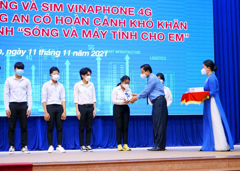 Voi “Song va may tinh cho em”, da khong hoc sinh nao “bi bo lai phia sau”