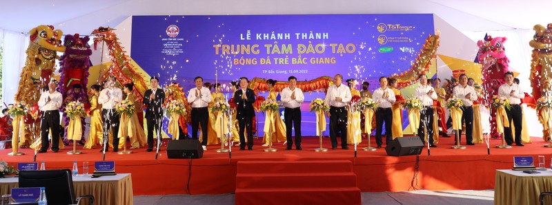 Hanoi FC khanh thanh trung tam dao tao bong da tre tai Tinh Bac Giang