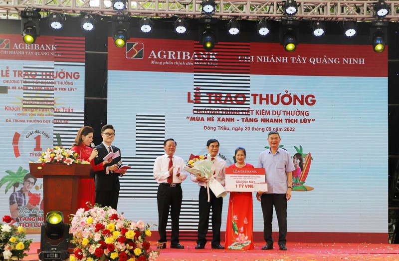 Agribank trao so Tiet kiem 01 ty dong cho khach hang trung giai Dac biet Chuong trinh “Mua he Xanh – Tang nhanh tich luy”-Hinh-2