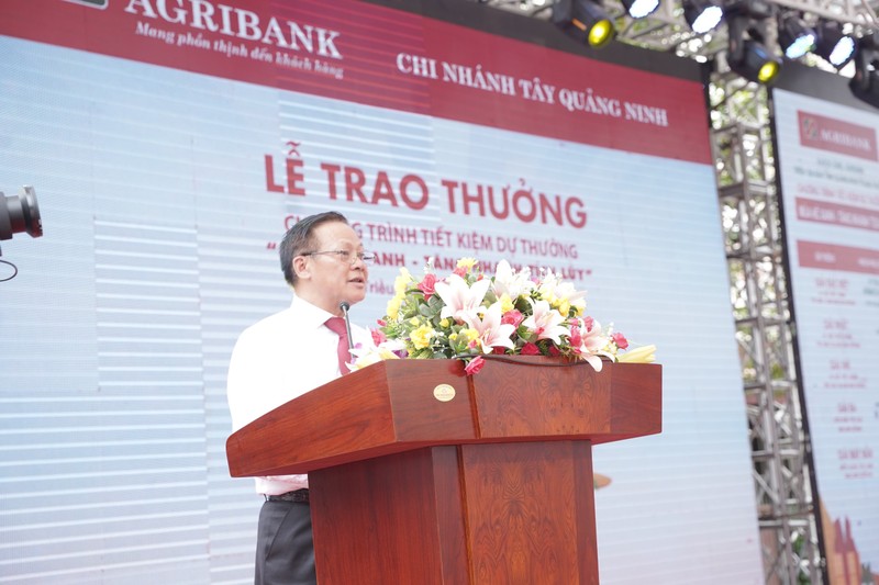 Agribank trao so Tiet kiem 01 ty dong cho khach hang trung giai Dac biet Chuong trinh “Mua he Xanh – Tang nhanh tich luy”