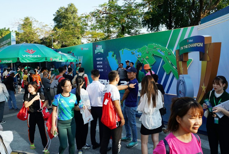 Soi dong giai chay Marathon quoc te chinh thuc cua Ha Noi truoc gio tranh giai-Hinh-8