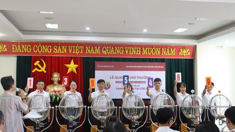 Chuc mung khach hang may man trung thuong giai Dac biet 1 ty dong chuong trinh Tiet kiem du thuong “Cung Agribank – Tang nhanh Tai Loc”-Hinh-3