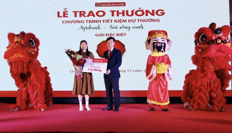 Agribank trao thuong giai dac biet 01 ty dong chuong trinh Tiet kiem du thuong “Agribank - Suc song xanh” tai Quang Binh