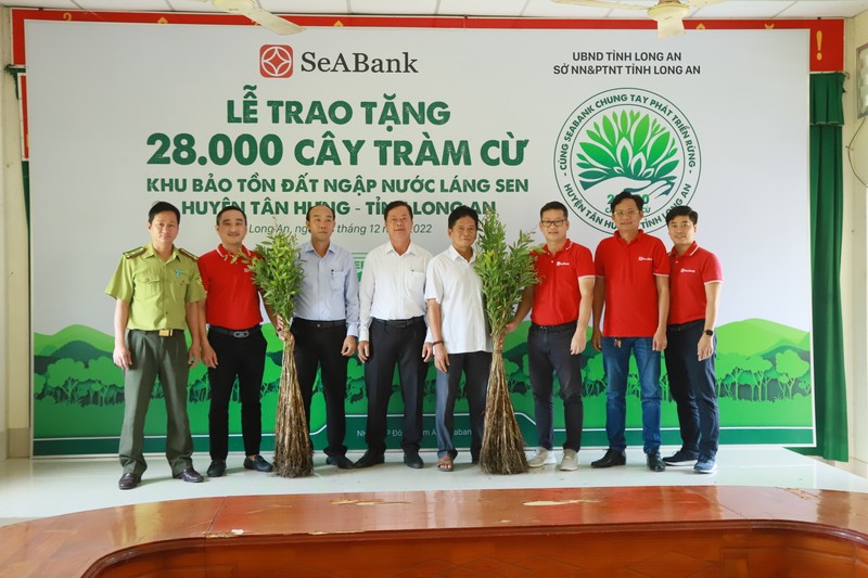 SeABank trao tang 28.000 cay tram cu ho tro Khu Bao ton Dat ngap nuoc Lang Sen-Hinh-2