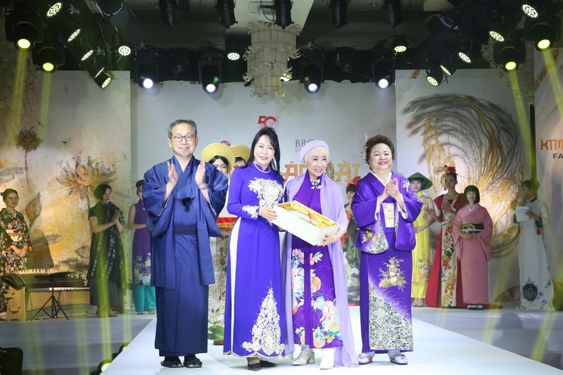 Nhung sac mau van hoa an tuong tai Kimono – Aodai Fashion Show-Hinh-11