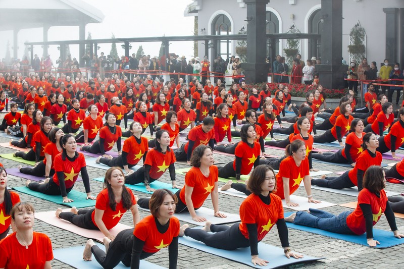 500 nguoi dong dien Yoga chao mat troi tai Fansipan-Hinh-2