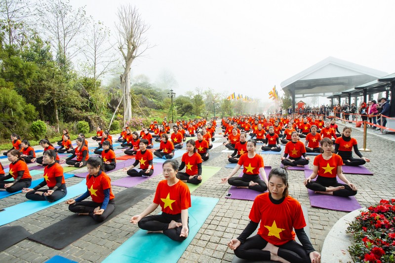 500 nguoi dong dien Yoga chao mat troi tai Fansipan-Hinh-3