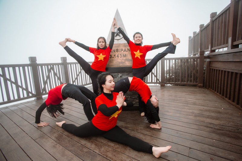 500 nguoi dong dien Yoga chao mat troi tai Fansipan-Hinh-7