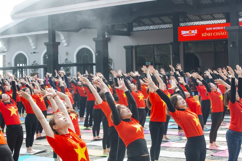 500 nguoi dong dien Yoga chao mat troi tai Fansipan