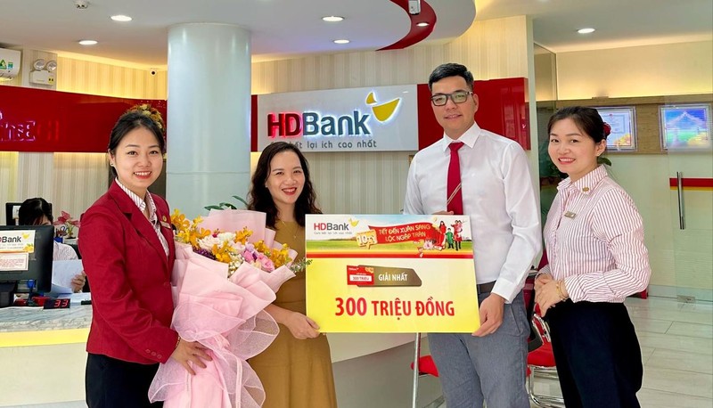 HDBank trao 10 so tiet kiem tan tay khach hang trung thuong “Tet den xuan sang loc ngap tran”-Hinh-2