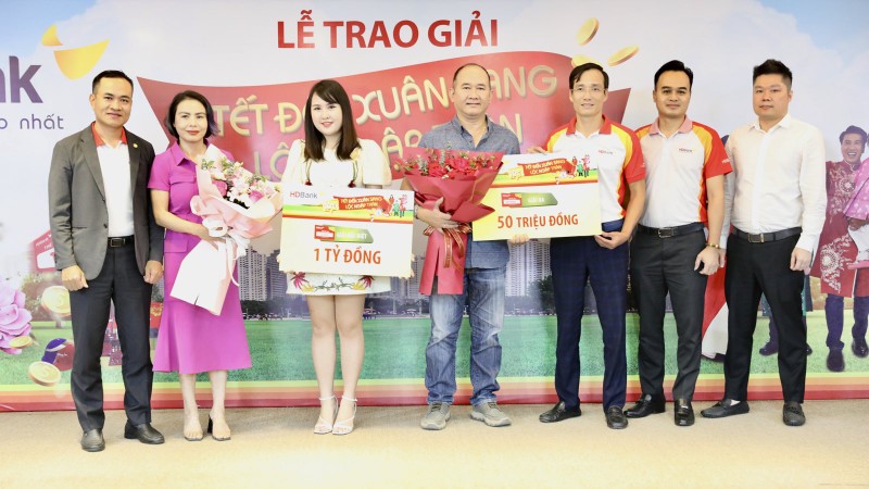 HDBank trao 10 so tiet kiem tan tay khach hang trung thuong “Tet den xuan sang loc ngap tran”