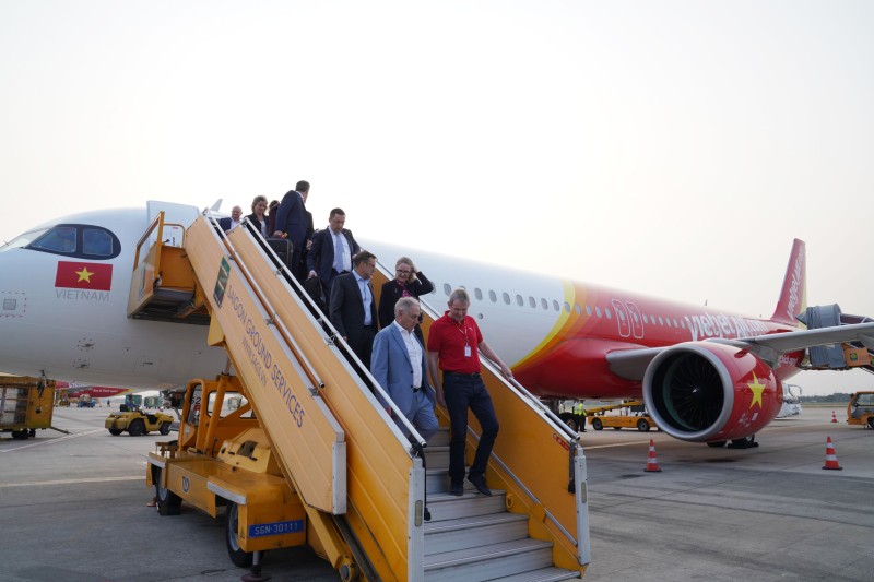 Bo truong Thuong mai va Du lich Uc chuc mung cac duong bay thang Viet Nam – Uc cua Vietjet