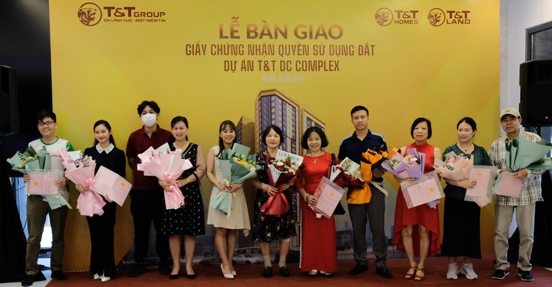 Cu dan T&T DC Complex nhan ban giao giay chung nhan quyen su dung dat