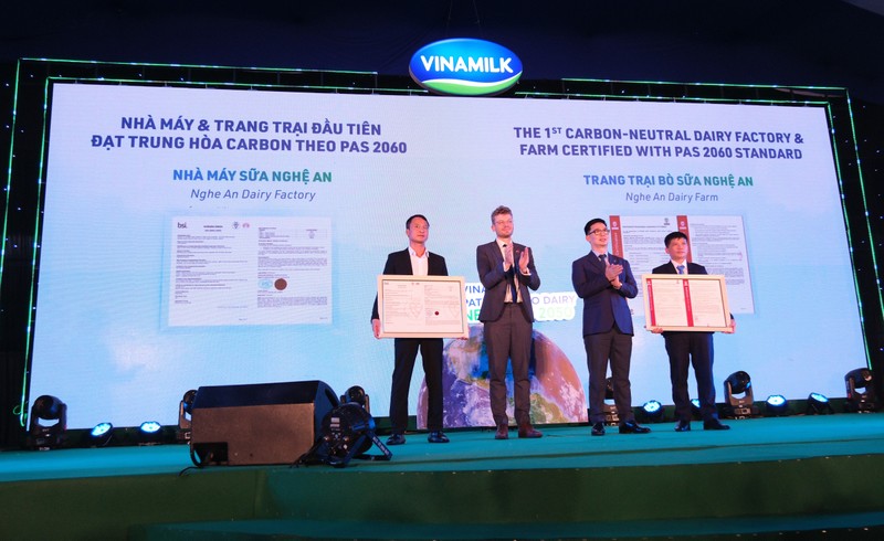 Vinamilk là công ty sữa đầu tiên tại Việt Nam có nhà máy và trang trại đạt chứng nhận trung hoà carbon - Hình 3 Vinamilk la cong ty sua dau tien tai Viet Nam co nha may va trang trai dat chung nhan trung hoa carbon-Hinh-3
