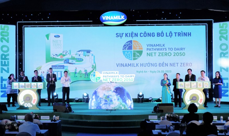 Vinamilk là công ty sữa đầu tiên tại Việt Nam có nhà máy và trang trại đạt chứng nhận trung hoà carbon Vinamilk la cong ty sua dau tien tai Viet Nam co nha may va trang trai dat chung nhan trung hoa carbon