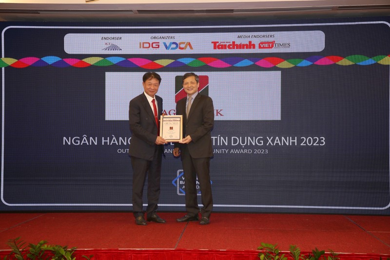 Agribank được vinh danh với 3 giải thưởng Ngân hàng Việt Nam tiêu biểu năm 2022 - Hình 2 Agribank duoc vinh danh voi 3 giai thuong Ngan hang Viet Nam tieu bieu nam 2022-Hinh-2