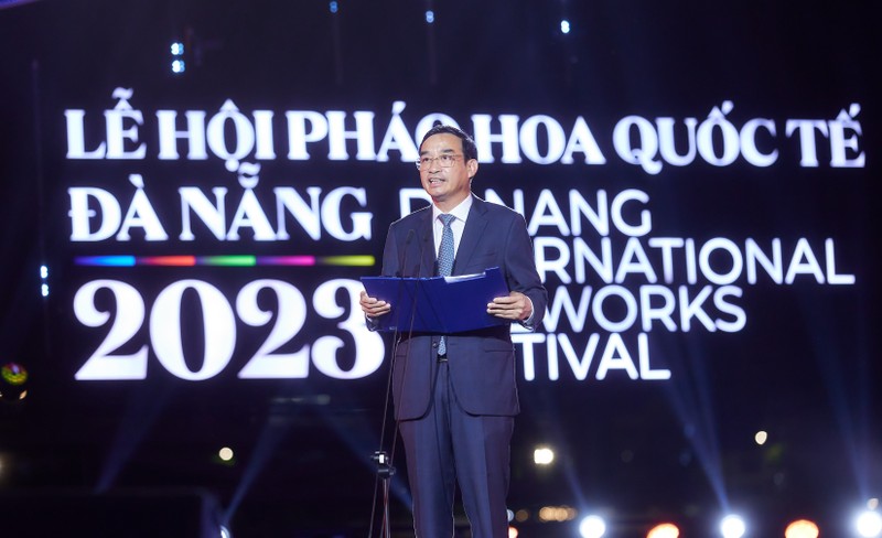 Khai mac Le hoi Phao hoa Quoc te Da Nang 2023 - an tuong tu san khau den phao hoa-Hinh-2