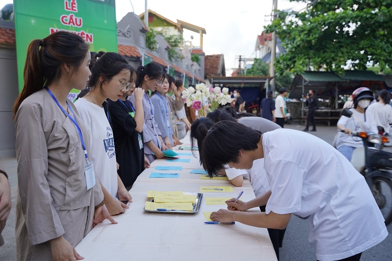 Ha Noi: Gan 1800 ban tre ve chua Quan Am cau nguyen truoc ky thi tot nghiep THPT-Hinh-11