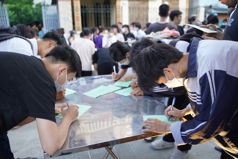 Ha Noi: Gan 1800 ban tre ve chua Quan Am cau nguyen truoc ky thi tot nghiep THPT-Hinh-12