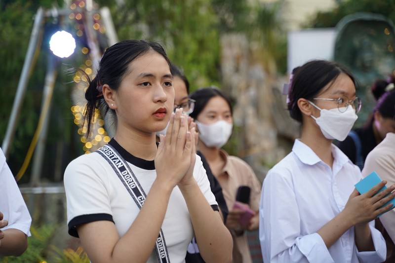 Ha Noi: Gan 1800 ban tre ve chua Quan Am cau nguyen truoc ky thi tot nghiep THPT-Hinh-15