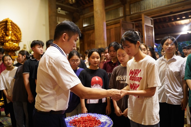 Ha Noi: Gan 1800 ban tre ve chua Quan Am cau nguyen truoc ky thi tot nghiep THPT-Hinh-49